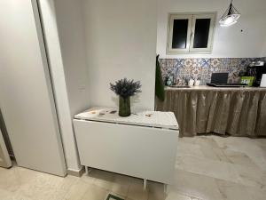 eine Küche mit einer Theke mit einer Vase darauf in der Unterkunft La Casetta in Trapani + 11 Fotos