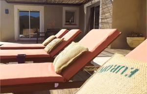 un groupe de chaises assises sur une terrasse dans l'établissement Awesome Home In St Nazaire De Ladarez, à Saint-Nazaire-de-Ladarez