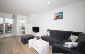 Televízia a/alebo spoločenská miestnosť v ubytovaní Two-Bedroom Apartment In Trogir
