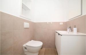 Kúpeľňa v ubytovaní Two-Bedroom Apartment In Trogir