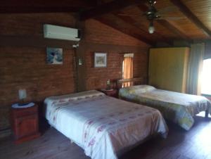 ein Schlafzimmer mit zwei Betten in einem Zimmer in der Unterkunft Paraje del molino Loft in Colón