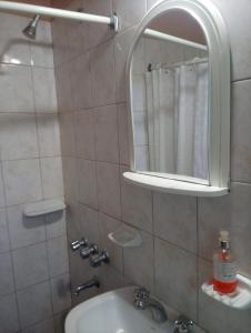 ein Badezimmer mit Waschbecken und Spiegel in der Unterkunft Paraje del molino Loft in Colón + 13 Fotos