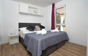 sypialnia z łóżkiem i dwoma ręcznikami na nim w obiekcie Gorgeous Home In Sveti Filip I Jakov w mieście Sveti Filip i Jakov +19 zdjęć