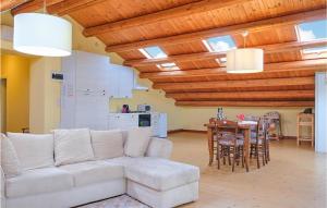 salon z białą kanapą i stołem w obiekcie Casa Sofia w mieście Santa Margherita +37 zdjęć