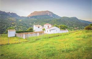 ein weißes Haus auf einem Hügel mit Bergen im Hintergrund in der Unterkunft 5 Bedroom Awesome Home In Ubrique in Ubrique