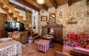 Una sala de estar con un sofá y un televisor. en Lovely Home In Banjol With Sauna, en Banjol