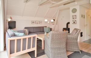 Una sala de estar con un sofá, una mesa y sillas. en Holiday Home Møllehusvej Blåvand Xi, en Blåvand