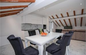 a dining room with a white table and chairs at Lovely Home In Podbablje Gornje in Podbablje