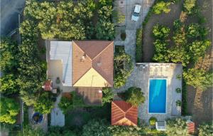 Bazén v ubytování Holiday Home Kastel Kambelovac 11 nebo v jeho okolí