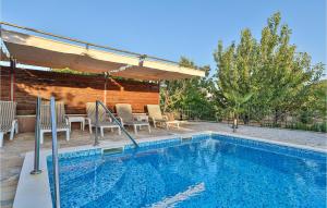 Bazén v ubytovaní Holiday Home Kastel Kambelovac 11 alebo v jeho blízkosti