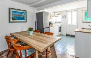Η κουζίνα ή μικρή κουζίνα στο Amazing Home In Opuzen With Kitchen