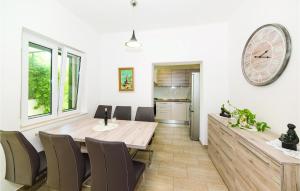 Kuchyň nebo kuchyňský kout v ubytování Holiday Home Kastel Kambelovac 11