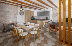 una cucina e una sala da pranzo con tavolo e sedie di 4 Bedroom Cozy Home In Dracevac a Dračevac