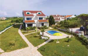 Bazén v ubytovaní Three-Bedroom Apartment In Privlaka alebo v jeho blízkosti