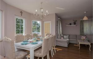 ein Esszimmer mit einem weißen Tisch und Stühlen in der Unterkunft Four-Bedroom Holiday Home In Imotski in Imotski