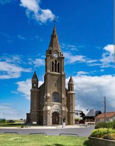 a church with a tower with a clock on it at studio indépendant proche de la mer LE Bon Secours in Dieppe