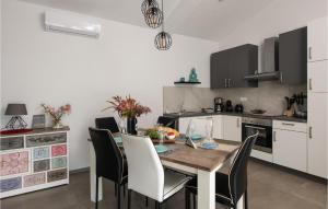 Η κουζίνα ή μικρή κουζίνα στο 2 Bedroom Pet Friendly Home In Barban