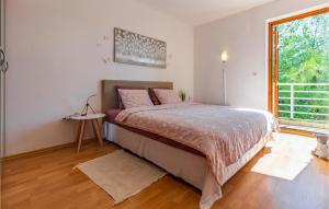 ラバックにあるAmazing Apartment In Rabac With Wifiの大きなベッドと窓のある寝室 +20枚の写真