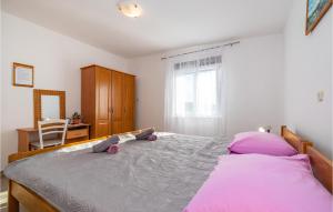 Zdjęcie z galerii obiektu Cozy Home In Rovanjska With Wifi w mieście Rovanjska