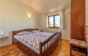 Posteľ alebo postele v izbe v ubytovaní Amazing Apartment In Nin With Wifi