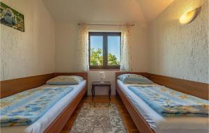 Posteľ alebo postele v izbe v ubytovaní Amazing Apartment In Nin With Wifi