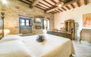 Un dormitorio con una cama grande con flores. en Ca' Del Poggio, en Castiglion Fiorentino