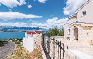 una villa con vista sull'acqua di Three-Bedroom Holiday Home In Novigrad a Novigrad (Cittanova) Altre 33 foto