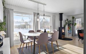 Posezení v ubytování Beautiful Home In Hadsund With Sauna