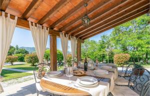 Un comedor al aire libre con mesa y sillas. en Le Silerchie, en Camaiore
