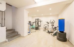 un gimnasio con cintas de correr y máquinas elípticas en Le Silerchie, en Camaiore 44 fotos más