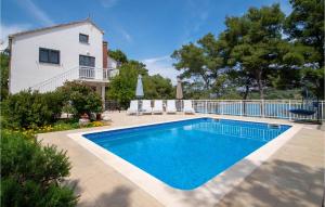 ルンバルダにあるHoliday Home Przina Ivの家の前のプール