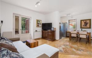 TV a/nebo společenská místnost v ubytování Cozy Apartment In Veli Losinj With Wifi