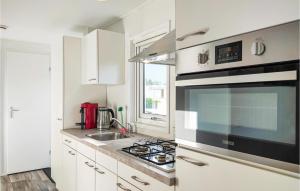 Η κουζίνα ή μικρή κουζίνα στο Awesome Home In Giethoorn With Kitchen