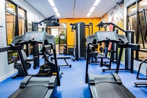 a row of tread machines in a gym at Flat Hotel Executivo Vila Olímpia (Apto 2509) in São Paulo