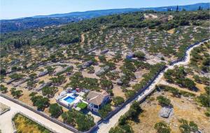 une vue aérienne d'une maison avec une cour dans l'établissement Pet Friendly Home In Postira With Wifi, à Postira