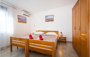 Zdjęcie z galerii obiektu Cozy Home In Rovanjska With Wifi w mieście Rovanjska