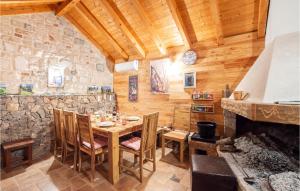 Posezení v ubytování Lovely Home In Lovrec With Kitchen