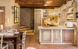 Kuchyň nebo kuchyňský kout v ubytování Cozy Home In Kras With Wifi