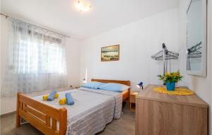 Zdjęcie z galerii obiektu Cozy Home In Rovanjska With Wifi w mieście Rovanjska