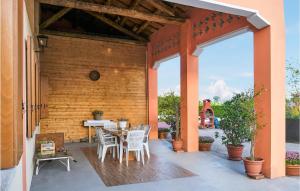 patio ze stołem i krzesłami w obiekcie Casa Marina w mieście Santa Margherita