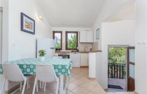 een keuken en eetkamer met een tafel en stoelen bij Awesome Apartment In Pinezici With Wifi in Pinezici +4 foto's