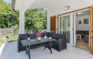 Χώρος καθιστικού στο 6 Bedroom Cozy Home In Labin