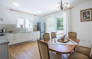Η κουζίνα ή μικρή κουζίνα στο 6 Bedroom Cozy Home In Labin