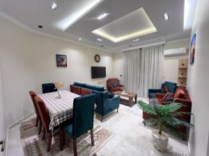 开罗Modern 3-BR in New Cairo Lotus的带桌椅的客厅