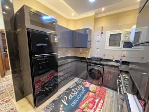 Modern 3-BR in New Cairo Lotus的厨房或小厨房