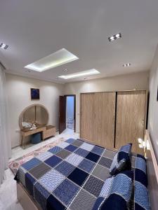 开罗Modern 3-BR in New Cairo Lotus的一间带床和浴缸的卧室