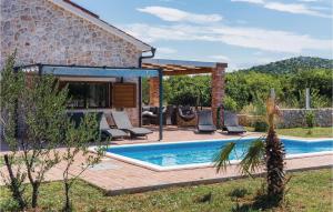 Bazén v ubytovaní 4 Bedroom Nice Home In Vodice alebo v jeho blízkosti