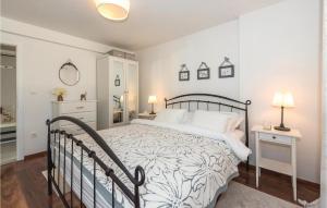 Posteľ alebo postele v izbe v ubytovaní 4 Bedroom Nice Home In Vodice