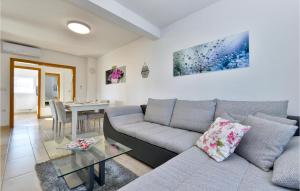 un soggiorno con un divano e un tavolo di Awesome Home In Gracec With Sauna a Gračec