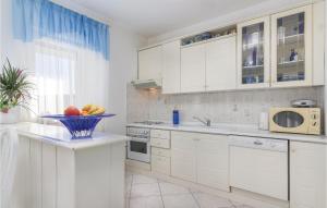 Kuchyňa alebo kuchynka v ubytovaní Cozy Apartment In Rabac With Wifi